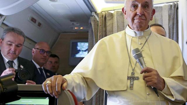 El papa Francisco charla con periodistas a bordo del vuelo hacia Chile.