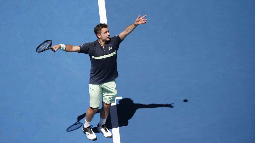 Wawrinka, sacando en su encuentro de primera ronda en el Abierto de Australia.