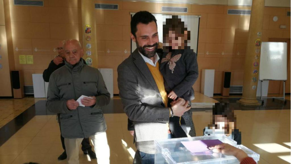 Roger Torrent junto a sus hijos.