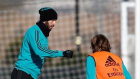 Benzema, frente a Modric, durante el entrenamiento de este martes en Valdebebas.