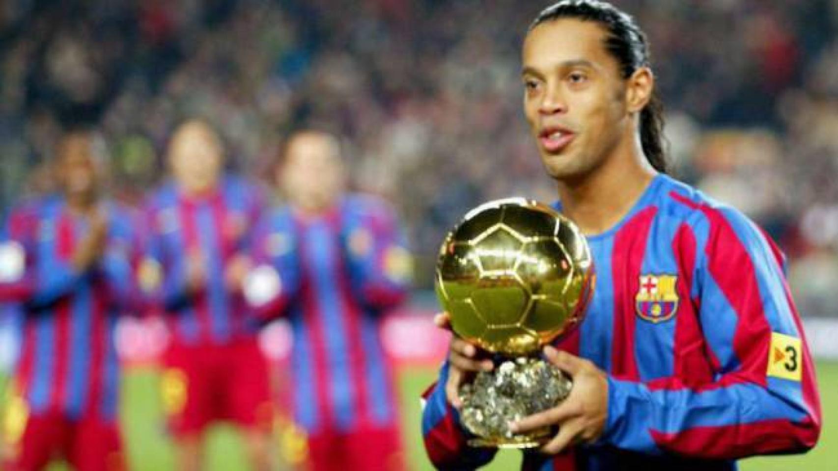 Ronaldinho, con el Balón de Oro.