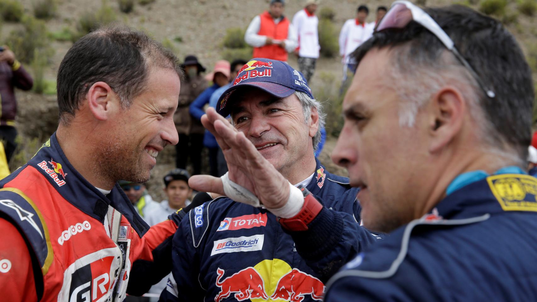 Carlos Sainz, junto a su copiloto Lucas Cruz y el francés Matthieu Baumel (izquierda).