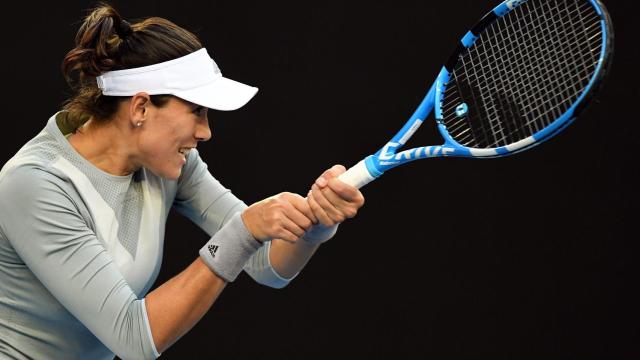 Muguruza, golpeando un revés ante Ponchet.