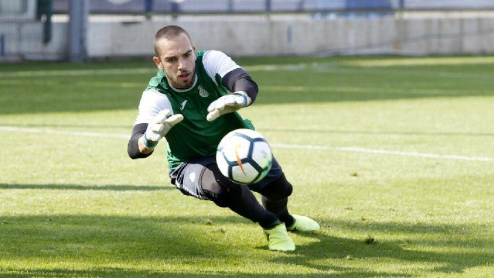 Pau López entrena con el Espanyol. Foto rcdespanyol.com