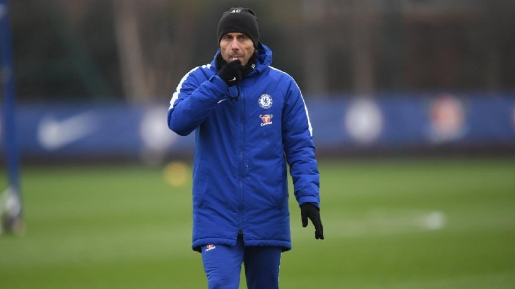 Antonio Conte durante un entrenamiento. Foto: Twitter (@ChelseaFC).