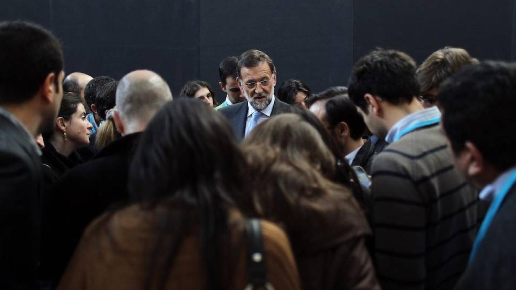 El presidente del Gobierno, Mariano Rajoy, este martes con un grupo de periodistas en Moncloa.