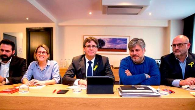 Puigdemont junto a Elsa Artadi (2-i), Jordi Cabrafiga (i) y Albert Batet (2-d), y Eduard Pujol.