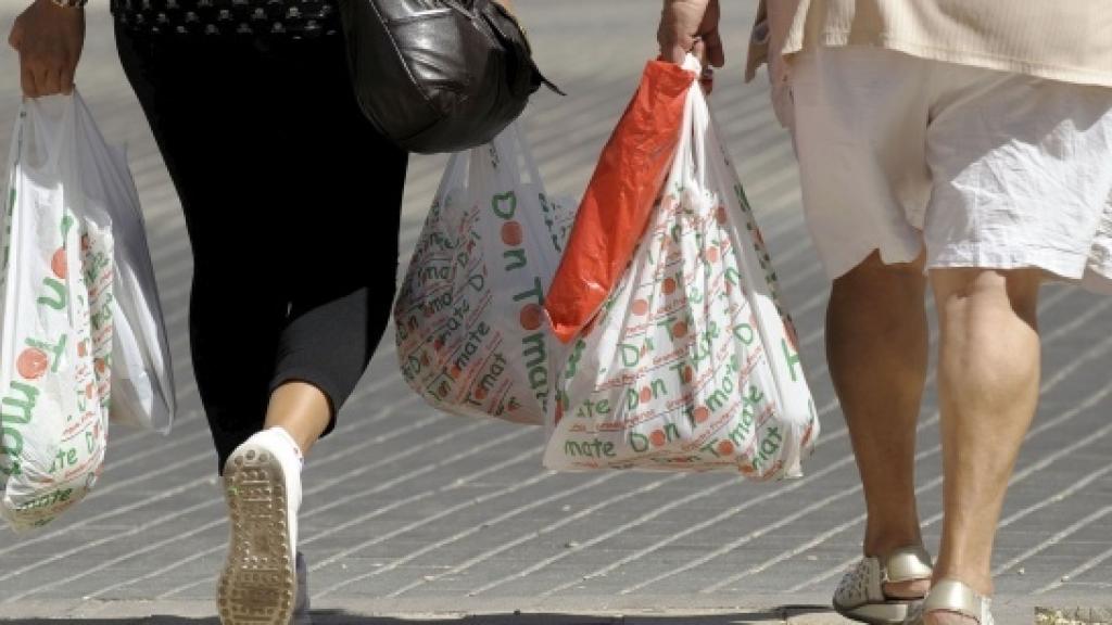 Dos mujeres con bolsas de plástico tras realizar unas compras, en una imagen de archivo.