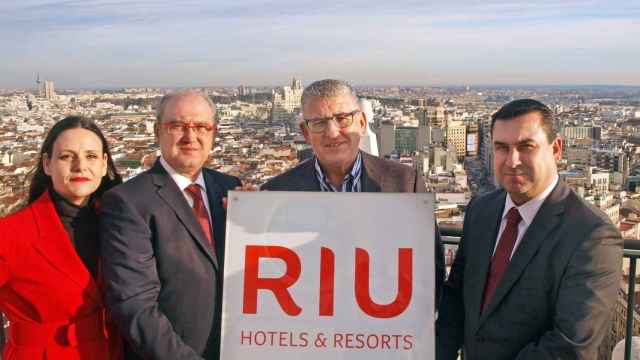 El consejero directivo de Riu Pepe Moreno (segundo por la derecha) y otros miembros del equipo de la hotelera en la azotea del Edificio España.
