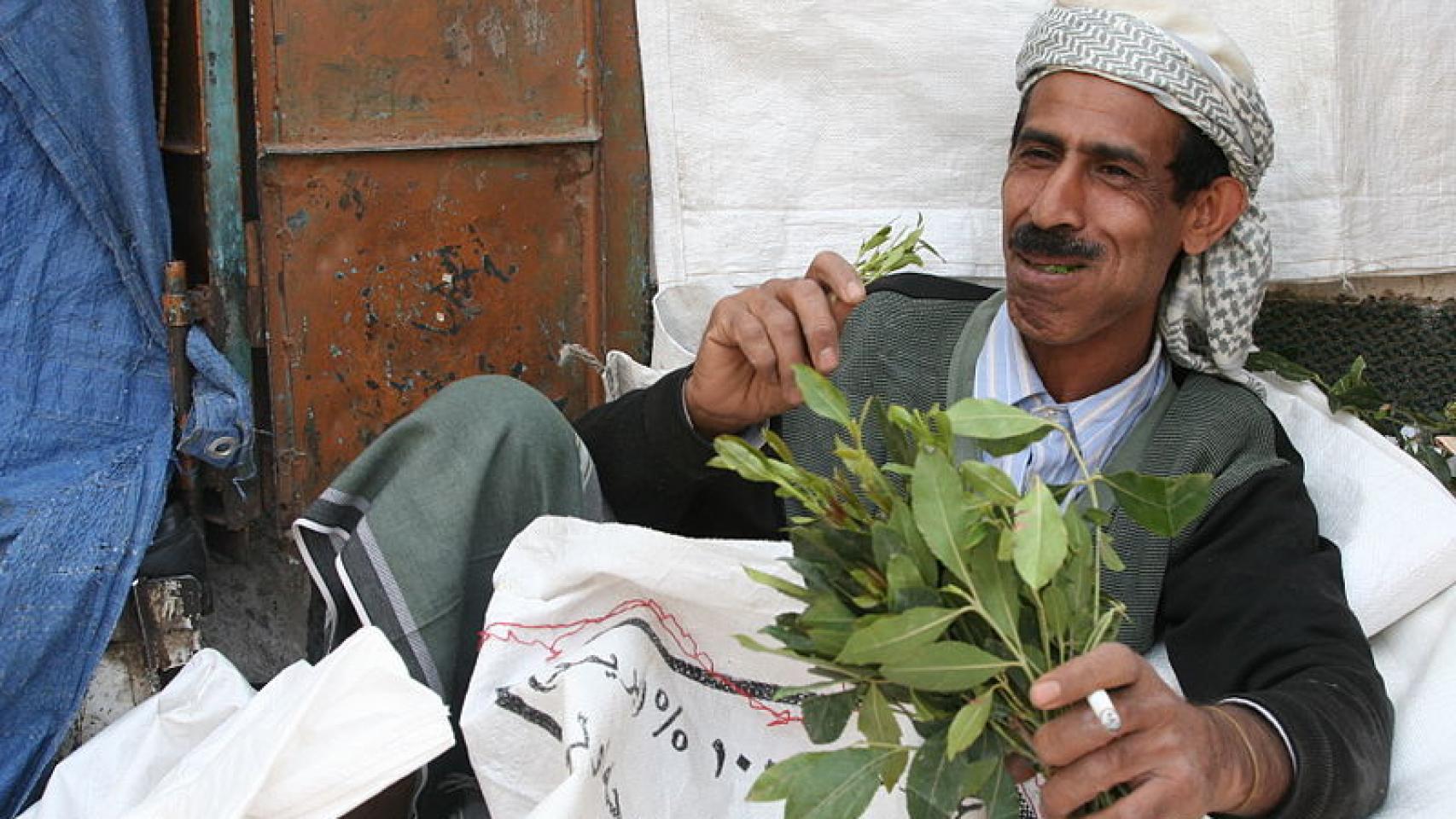 Un hombre mastica hojas de khat en Yemen. Tan ricamente