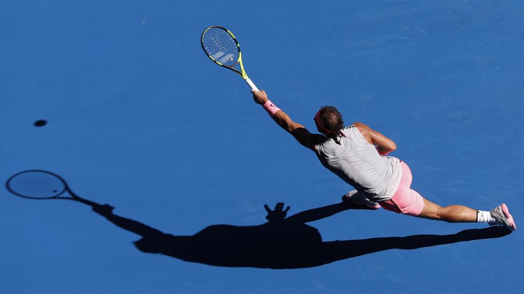 Nadal, devolviendo un saque de Mayer.