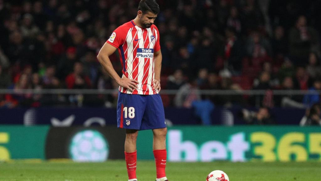 Diego Costa, cabizbajo, tras la remontada del Sevilla en el Wanda.