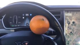 naranja tesla coche autonomo seguridad hacker
