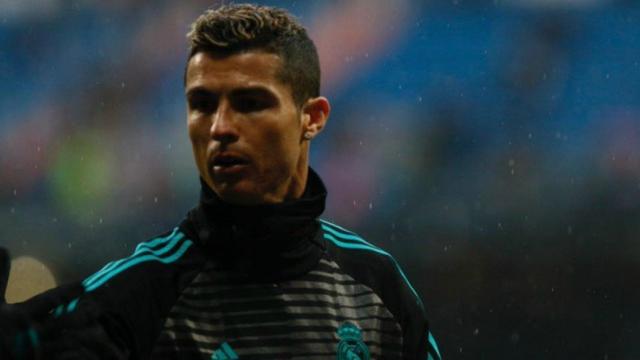 Cristiano, entrenando antes de comenzar el partido. Foto: Manu Laya / El Bernabéu