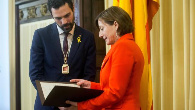 El presidente del Parlament, Roger Torrent, con su antecesora, Carme Forcadell.