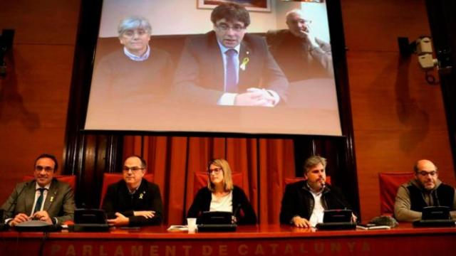 Puigdemont (c), Clara Pontasí (i) y Lluís Puig (d), telemáticamente desde Bruselas.