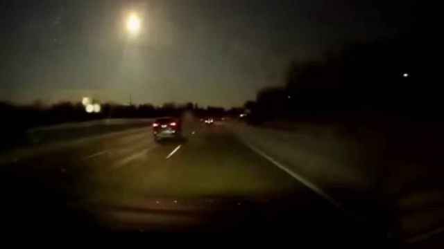 El vídeo de un conductor recoge el momento de la caída del meteorito