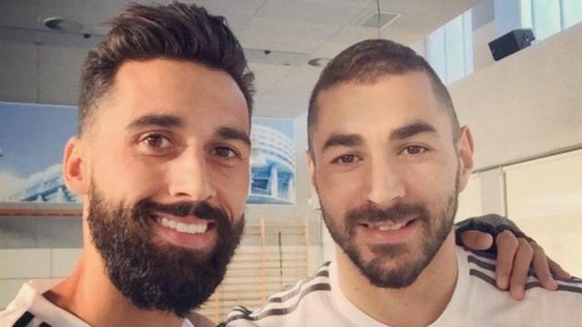 Arbeloa junto a Karim Benzema. Foto. Twitter (aarbeloa17)