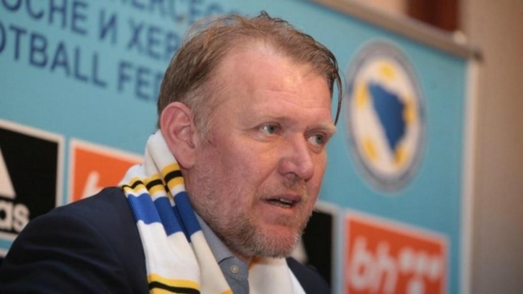 Prosinecki en una rueda de prensa. Foto: www.nfsbih.ba