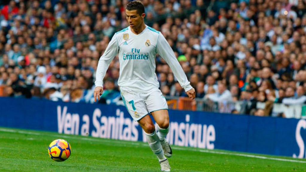 Cristiano Ronaldo recorre la banda ante el Málaga Foto: Manu Laya / El Bernabéu