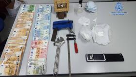 En la intervención se hallaron 30 gramos de cocaína y 7.000 euros.