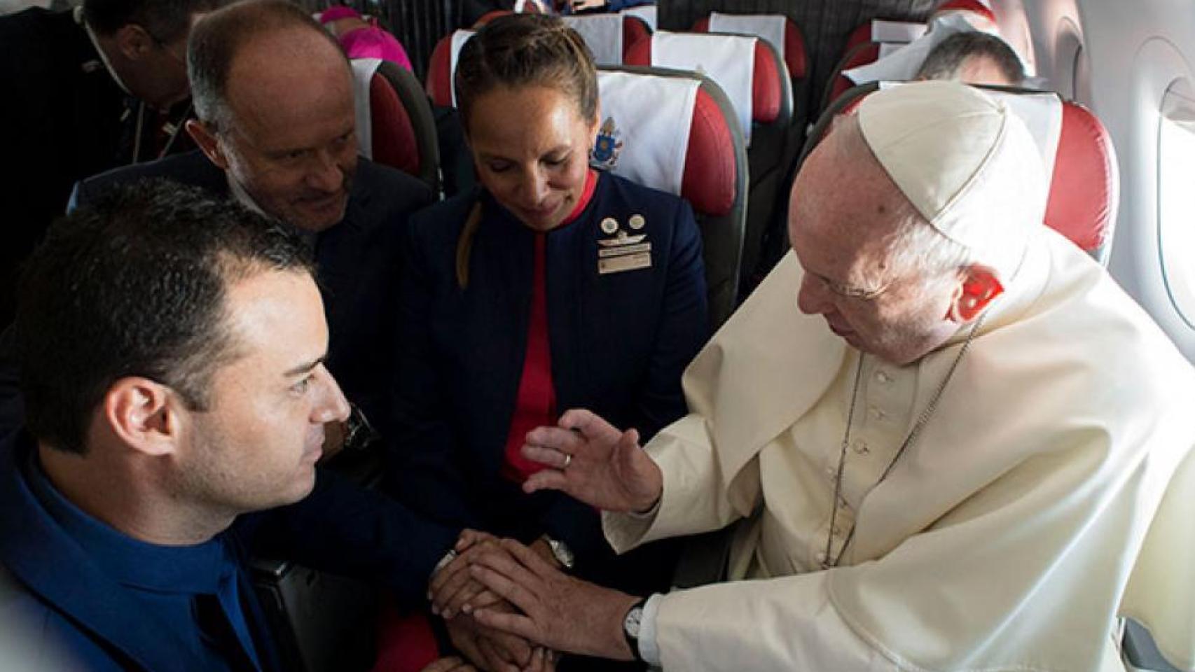 La ceremonia se celebró lejos de las miradas del resto de pasajeros del avión