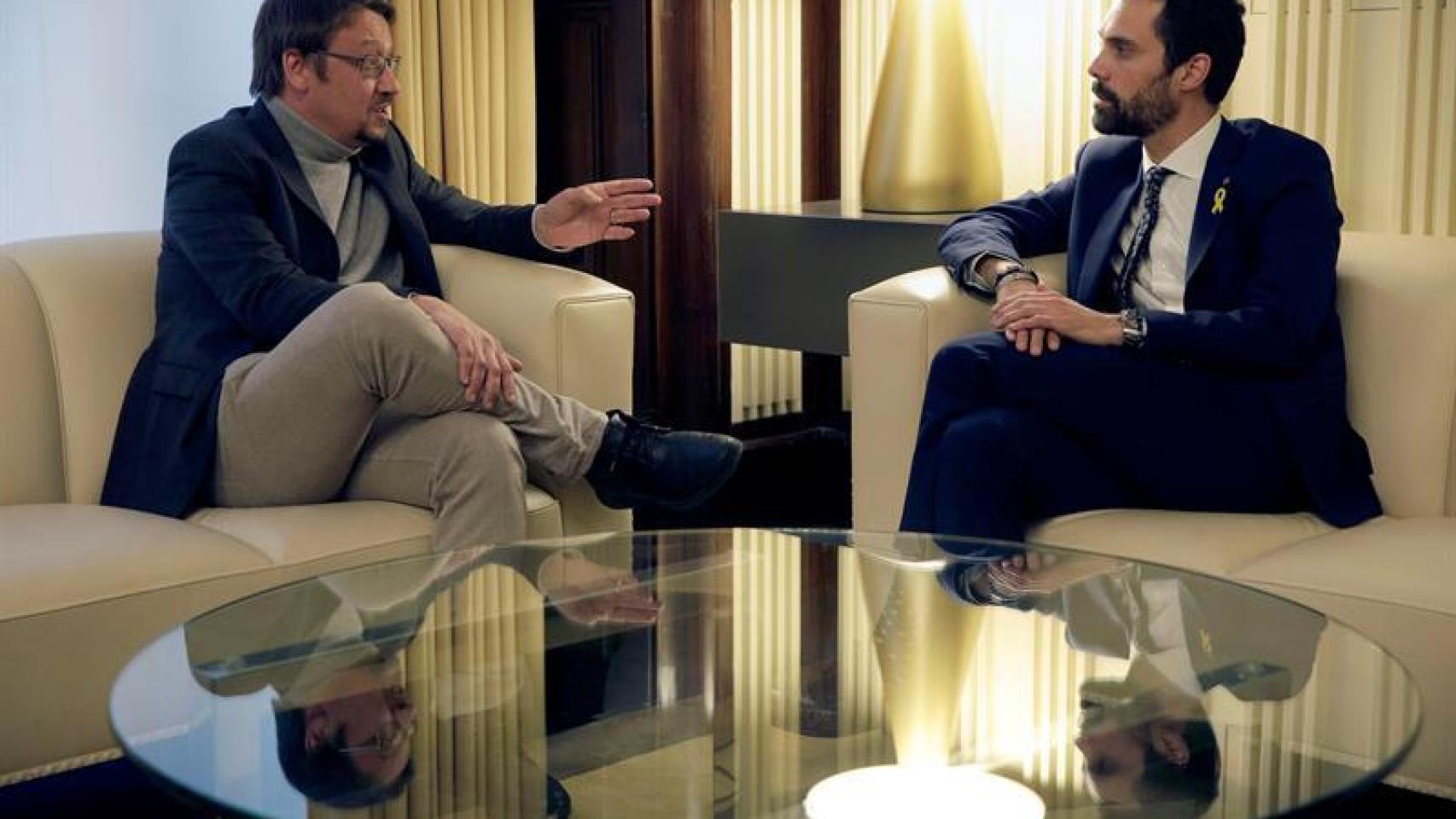 Xavier Domènec se entrevista con el presidente del Parlamento catalán, Roger Torrent