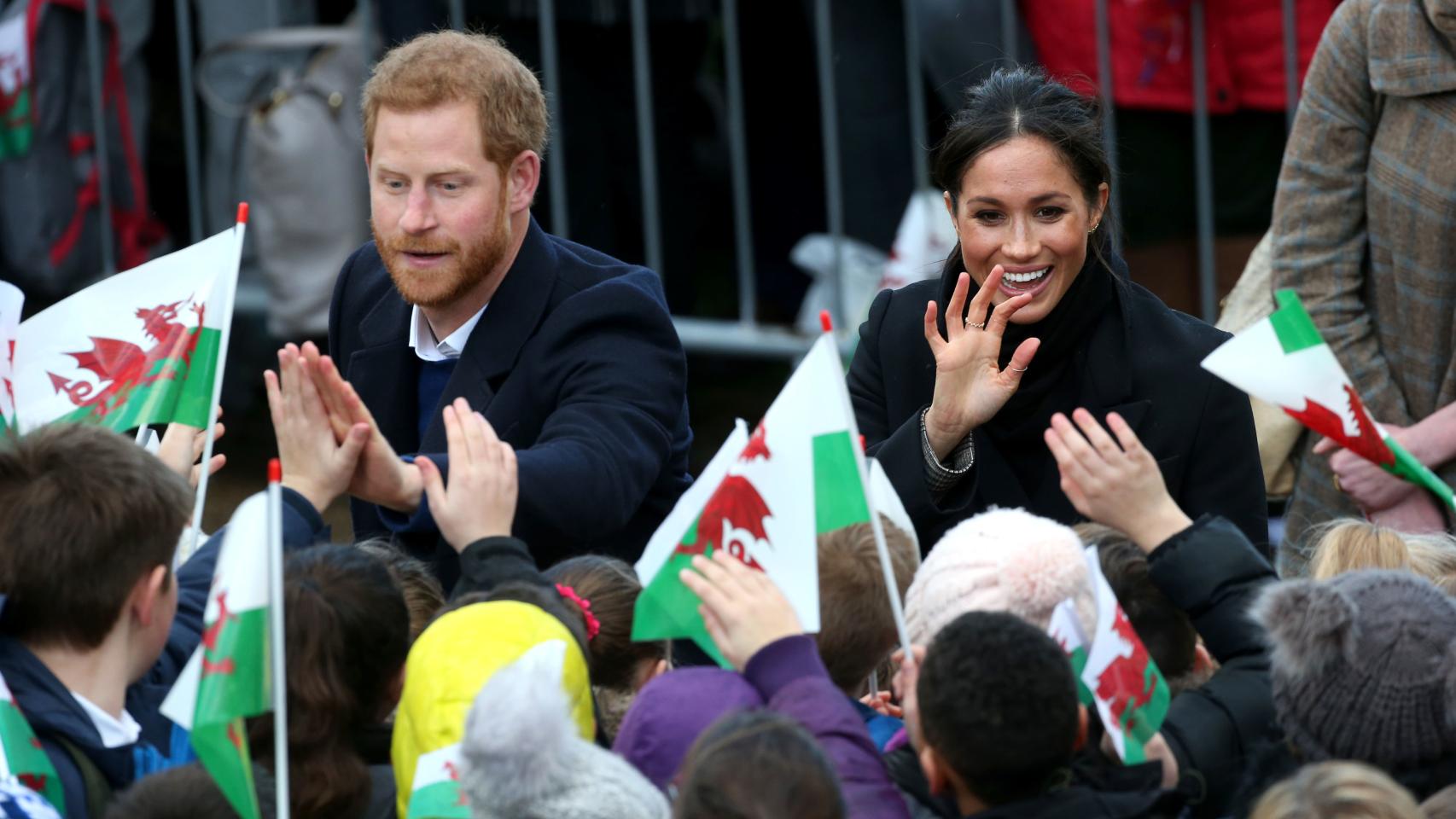 Harry y Meghan, aclamados por los vecinos ingleses.