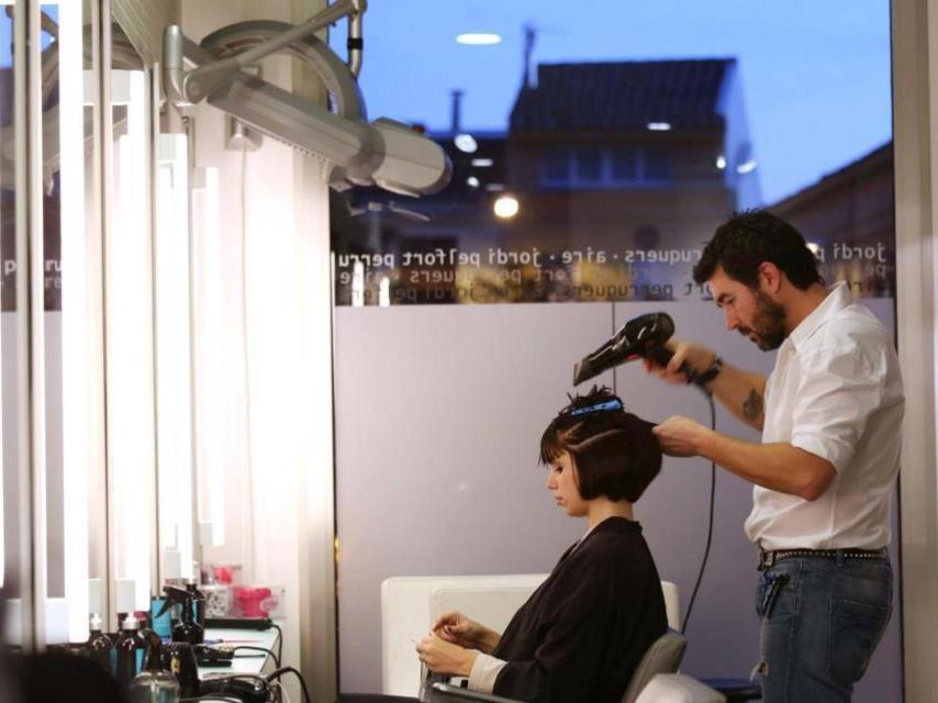 Jordi en su peluquería de Igualada.