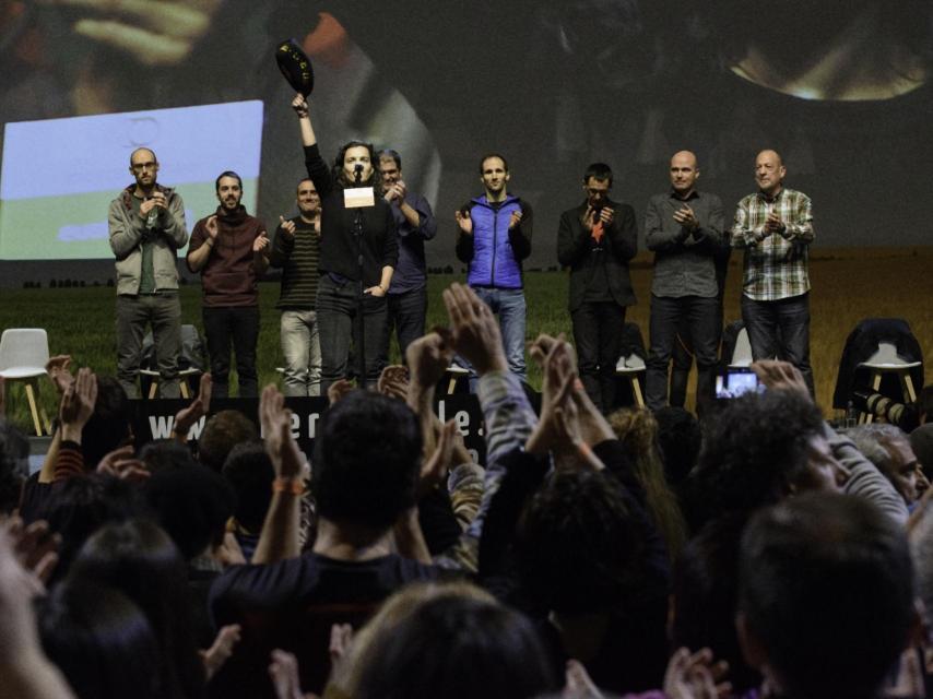 Maialen saluda al público con la txapela, en el Bizkaia Arena, el día de la final.