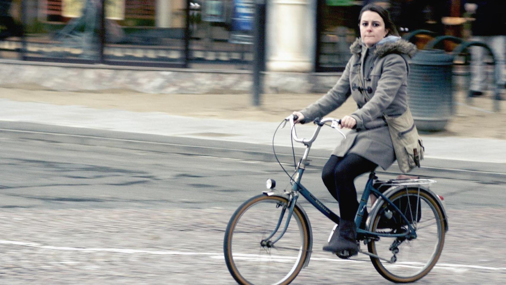 Cambiar el coche por la bici o usar electrodomésticos eficientes ayuda a reducir nuestra huella ambiental.