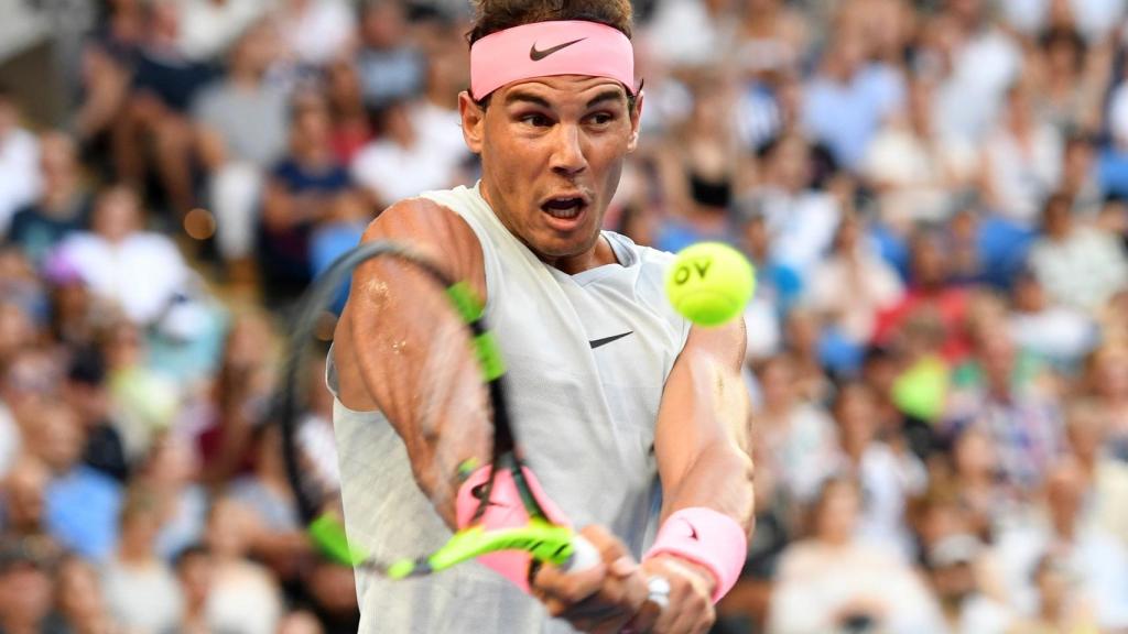 Nadal, golpeando un revés en la tercera ronda del Abierto de Australia.