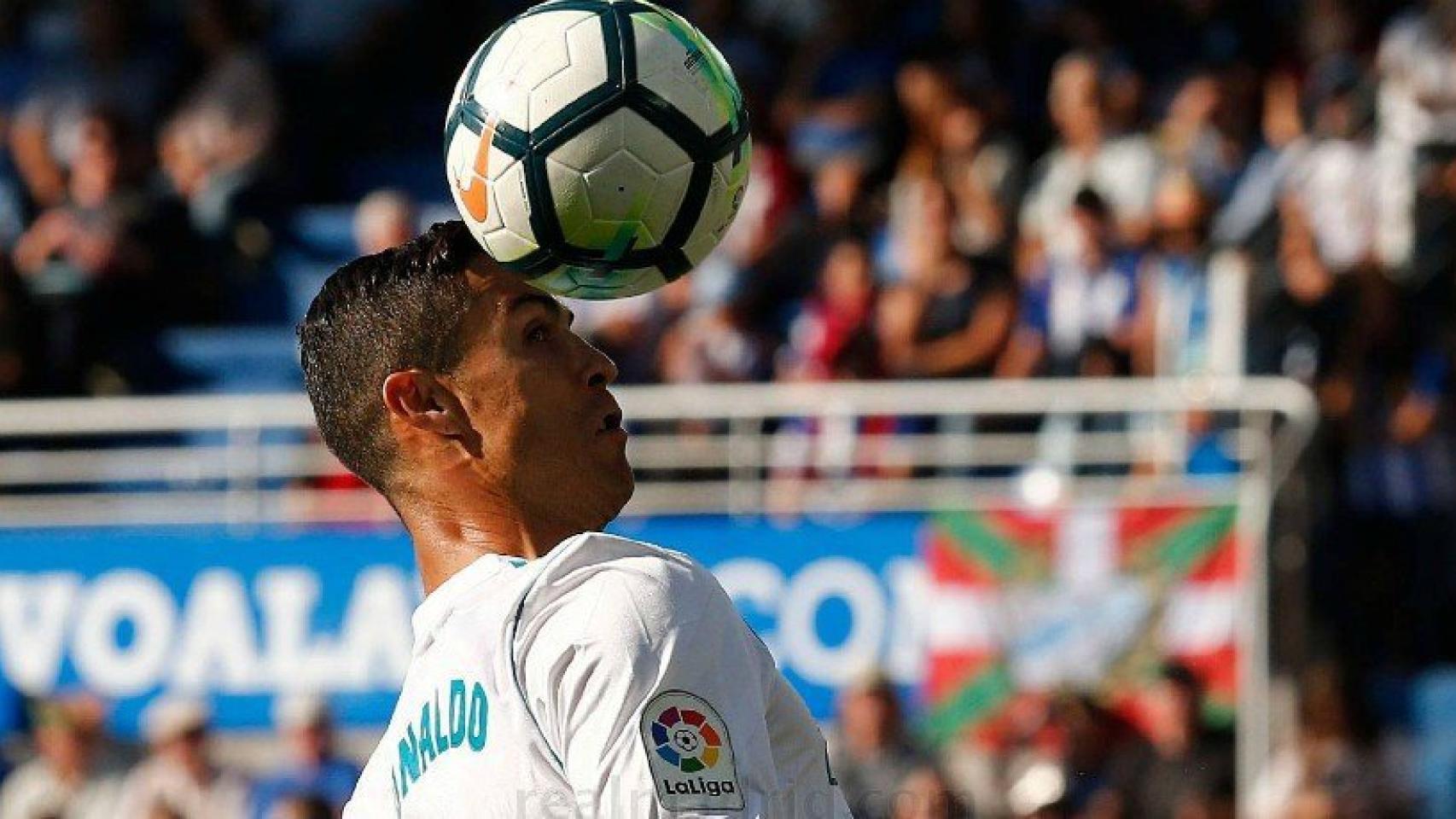 Cristiano sostiene el balón