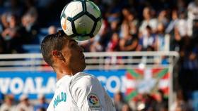 Cristiano sostiene el balón