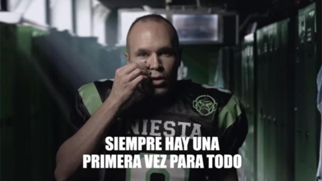 FOTO: Iniesta preparándose para su debut en el fútbol americano.