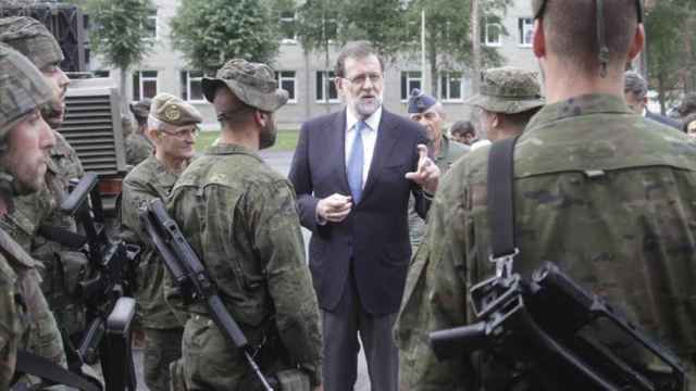 Mariano Rajoy conversa con unos soldados en una visita reciente a Letonia.