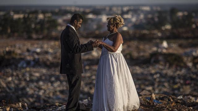 La pareja, durante la boda en el basurero. / Efe