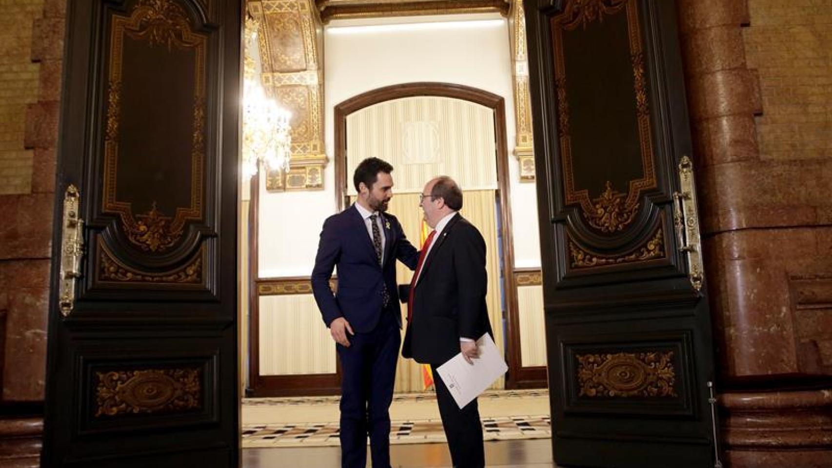 Miquel Iceta y Roger Torrent, en el Parlamento de Cataluña