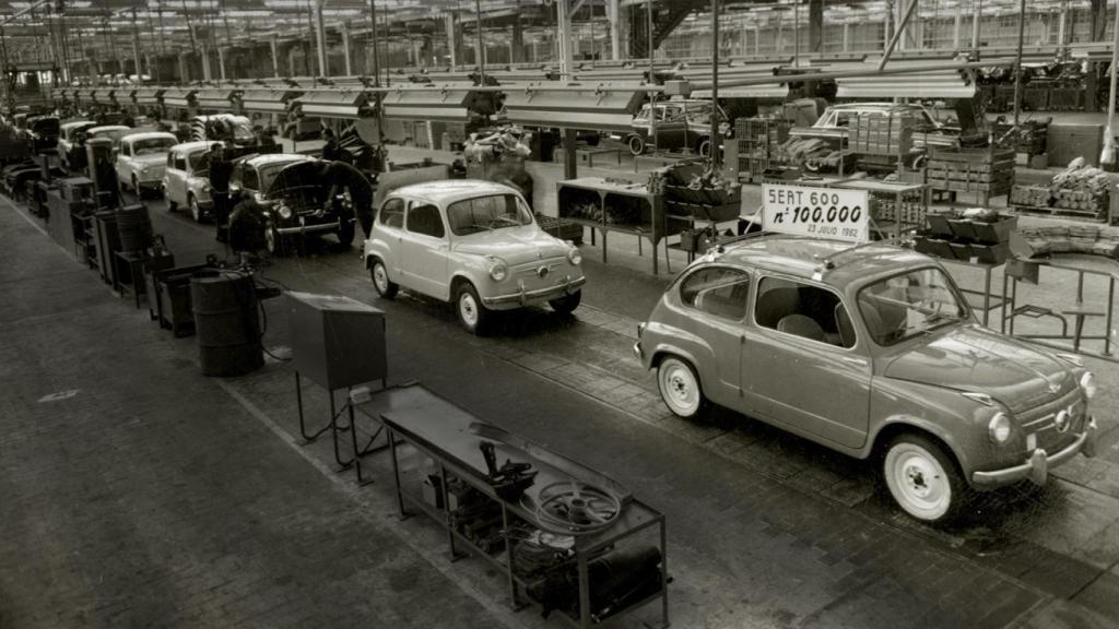 La fábrica de SEAT en la Zona Franca de Barcelona se inauguró a principios de la década de los 50 del siglo pasado. En la actualidad emplea a 14.000 trabajadores directos, 150.000 indirectos, y su actividad supone casi el 1% del PIB de Cataluña.