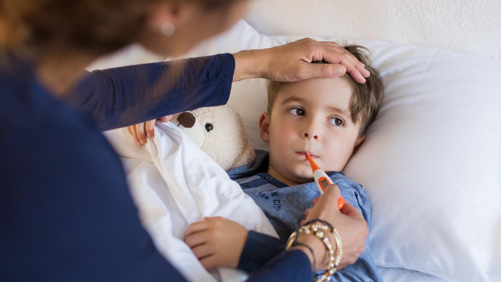 Un niño en cama con fiebre. Foto: Ridofranz