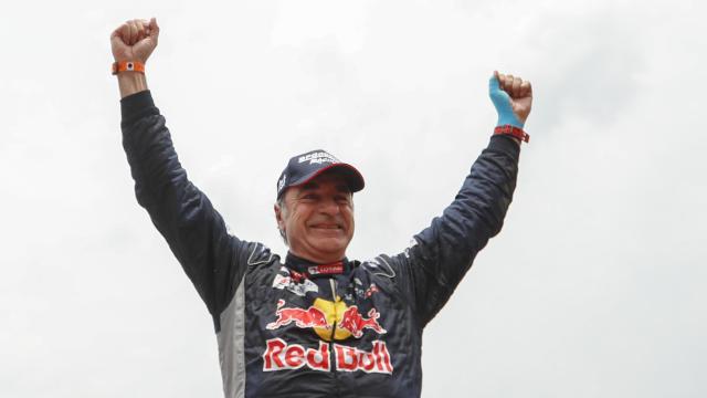 Carlos Sainz no deja de reírse de la mala suerte y sigue engrosando su palmarés.