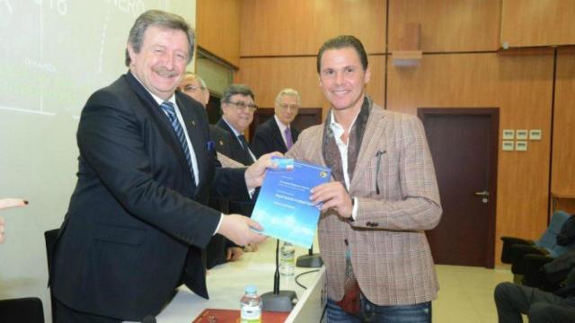 Redondo recibe su título de entrenador. Foto: rfef.es