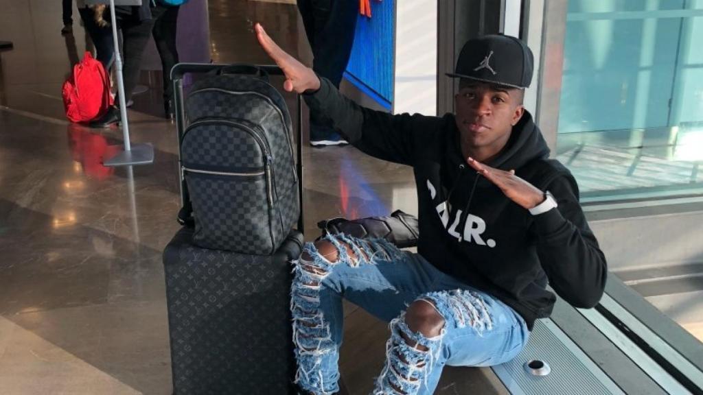 Vinicius posando junto a sus maletas. Foto: Twitter (@vini11oficial).