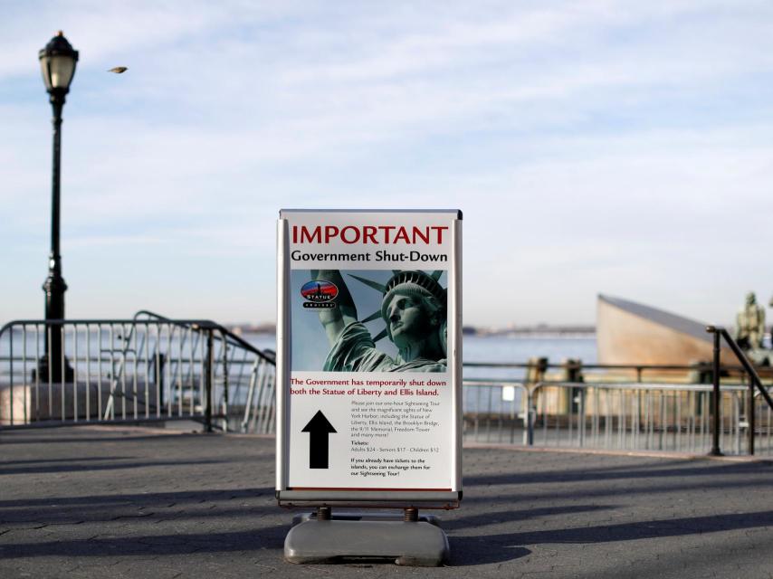 Un cartel anuncia el cierre de la Estatua de la Libertad.