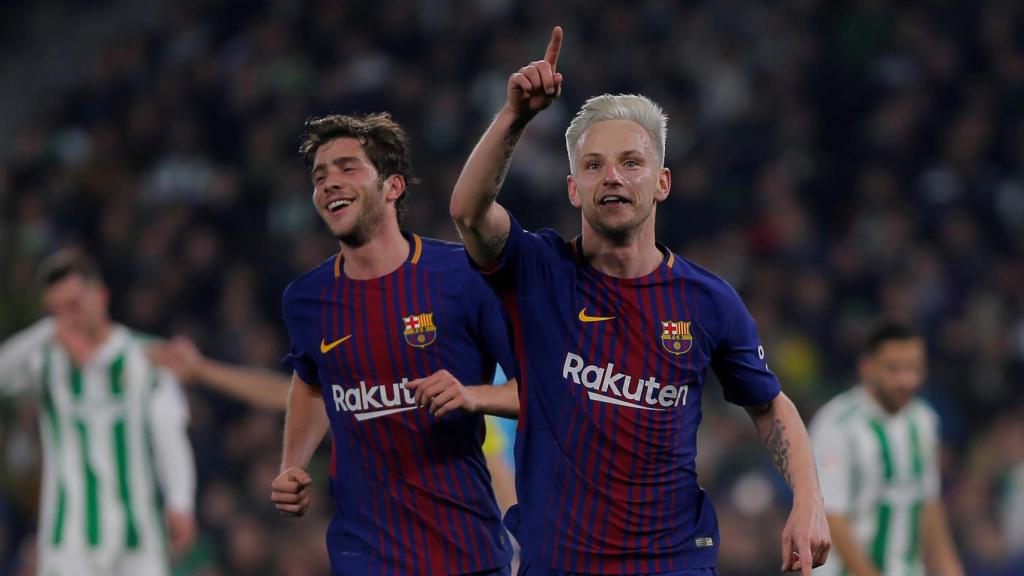 Rakitic, ex del Sevilla, anotó el primer gol del Barcelona al Betis.