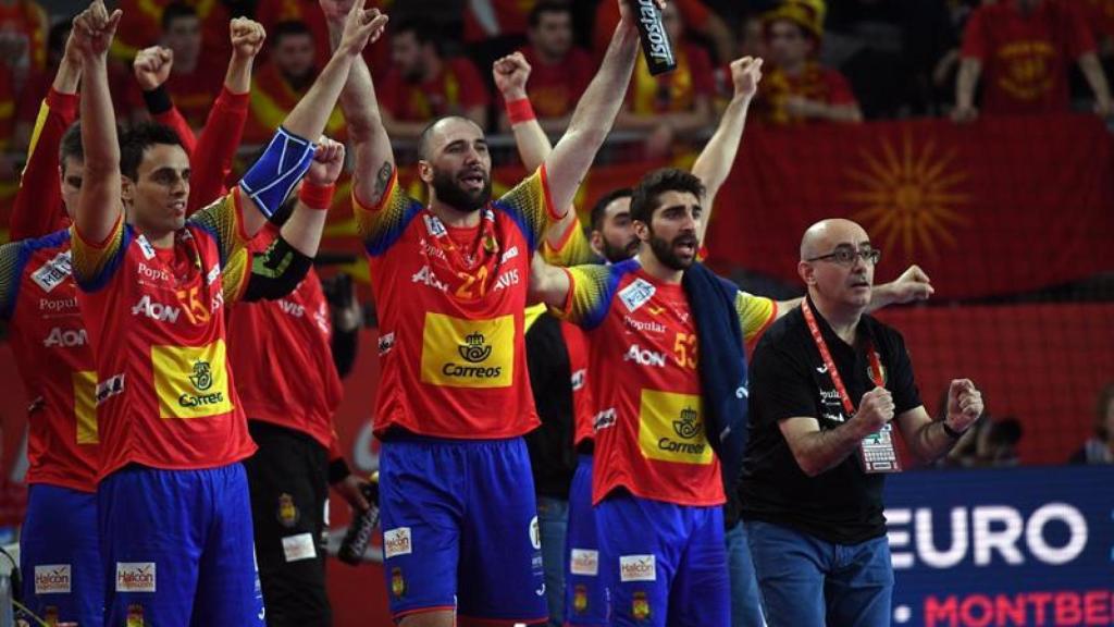 El banquillo español celebra la victoria contra Macedonia.