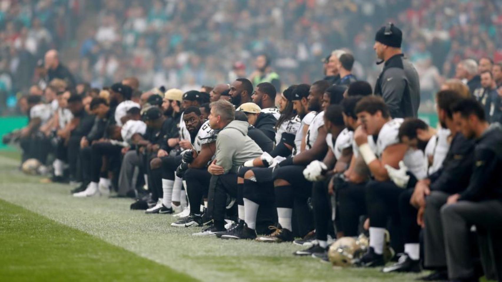 Los jugadores de los Miami Dolphins, en la jornada que la NFL se rebeló contra Trump.