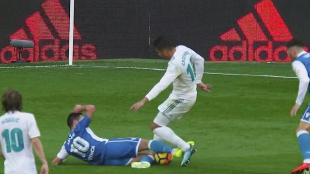 Entrada de Andone sobre Casemiro