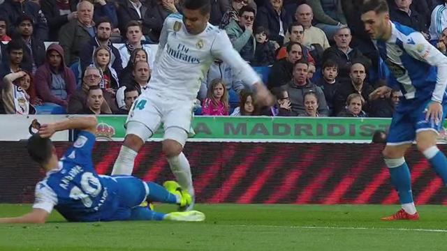 Entrada de Andone sobre Casemiro