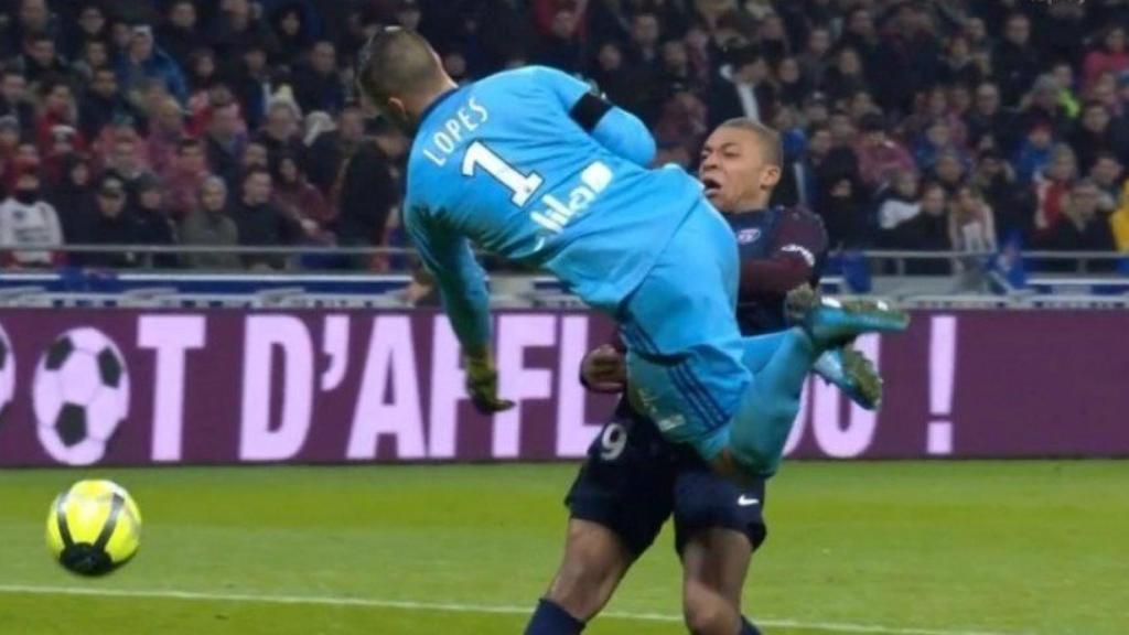 El brutal golpe de Mbappé con el portero del Lyon